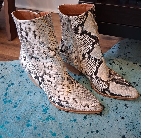 Beast Fashion Snakeskin Booties 7.5