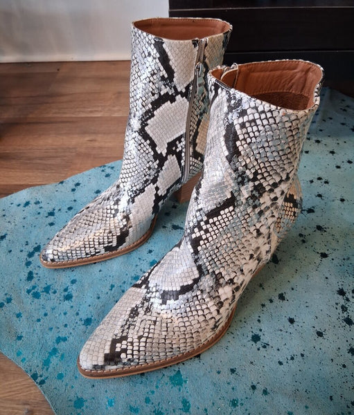 Beast Fashion Snakeskin Booties 7.5