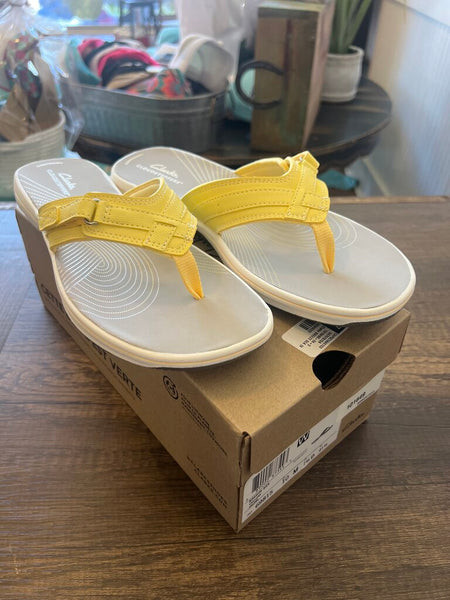 Clarks Women's Cloudsteppers Breeze Yellow Flip Flops NWT Size 10