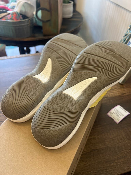 Clarks Women's Cloudsteppers Breeze Yellow Flip Flops NWT Size 10
