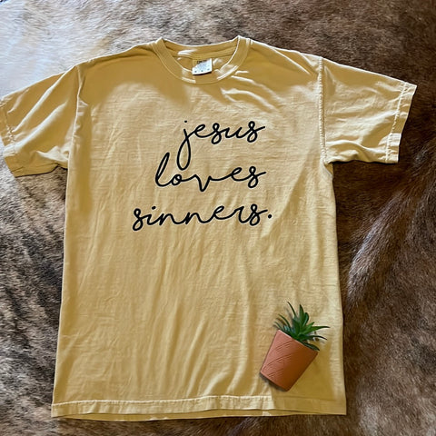 Jesus Loves Sinners Size M