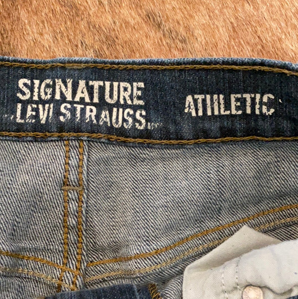 Levi Cutoffs Size 30